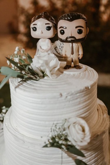 Topo de bolo personalizado com os noivos em miniatura