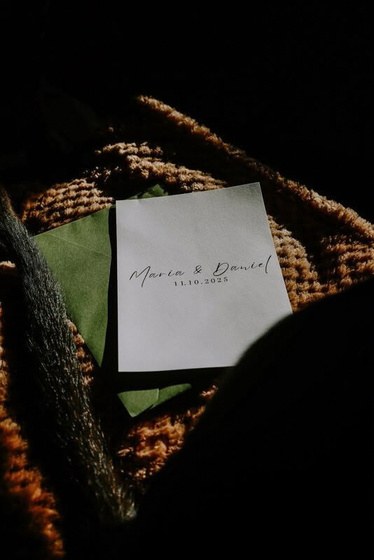 Convite de casamento personalizado sobre um cesto de verga