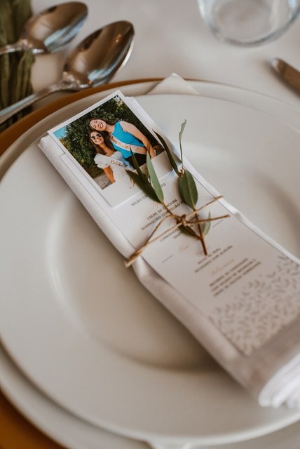 Menu personalizado atado com fio sobre o prato