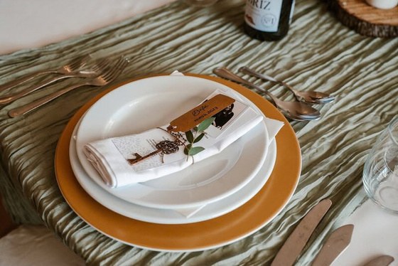 Lugar à mesa decorado com prato, guardanapo e marcador personalizado