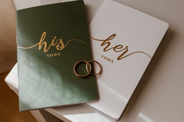 Livros de votos “his” e “her” com alianças